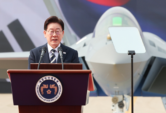 이재명 대통령이 25일 경남 사천 한국항공우주산업(KAI)에서 열린 KF-21 양산 1호기 출고식에서 격려사를 하고 있다. 2026.3.25 [청와대통신사진기자단] [사진=연합뉴스]