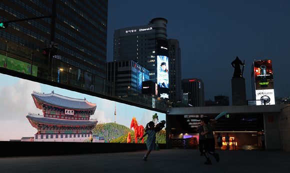 22일 서울 광화문광장 해치마당 미디어월에 '미디어아트 서울'의 2026년 봄 전시 작품들이 재생되고 있다. 2026.5.22 [사진=연합뉴스]