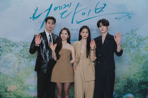 22일 디즈니+와 채널A에서 공개되는 새 드라마 '너에게 다이브' 제작발표회에서 김지연, 박서함이 참석해 포토타임을 갖고 있다. [사진=디즈니+, 채널A]