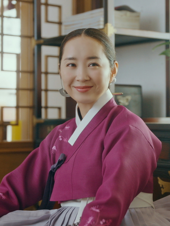 배우 윤유선이 '남주의 첫날밤을 가져버렸다'에 출연한다. [사진=에스더블유엠피, KBS 2TV]