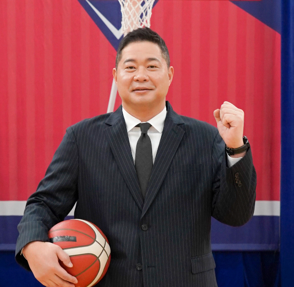 전 농구선수 현주엽이 지난 2022년 2월 22일 온라인으로 진행된 JTBC 새 예능 '언니들이 뛴다-마녀체력농구부' 제작발표회에 참석해 포즈를 취하고 있다. [사진=JTBC]