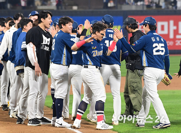 31일 오후 경기도 수원 KT위즈파크에서 열린 '2023 KBO 포스트시즌 플레이오프' 2차전 KT 위즈와 NC 다이노스의 경기가 3-2 NC의 승리로 끝났다. 기쁨 나누는 NC 선수들. [사진=정소희 기자]