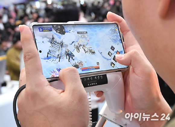 지난해 11월 부산에서 열린 '지스타 2025'에서 참관객들이 모바일 게임을 체험하고 있다. [사진=곽영래 기자]