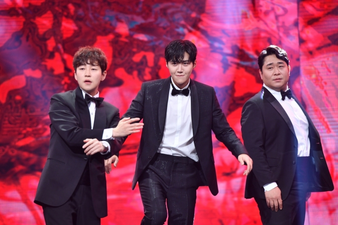 24일 오후 서울 영등포구 여의도 KBS에서 열린 '2020 KBS 연예대상' 시상식에서 '1박 2일' 팀이 멋진무대를 선보이고 있다. [사진 제공=KBS]