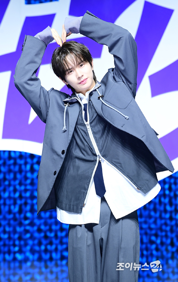 그룹 투어스 경민이 25일 오후 서울 용산구 블루스퀘어에서 열린 투어스(TWS) 첫 번째 싱글앨범 '라스트 벨(Last Bell)' 발매 기념 쇼케이스에 참석하고 있다. [사진=정소희 기자]