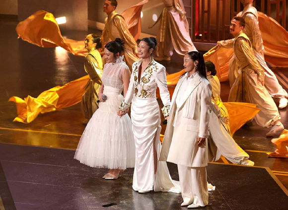 15일(현지시간) 미국 로스앤젤레스 할리우드 돌비 극장에서 열린 제98회 아카데미 시상식이 열렸다.&lsquo;케이팝 데몬 헌터스&rsquo; 속 헌트릭스의 목소리를 맡은 이재와 오드리 누나, 레이 아미가 '골든'을 열창하고 있다. [사진=연합뉴스]