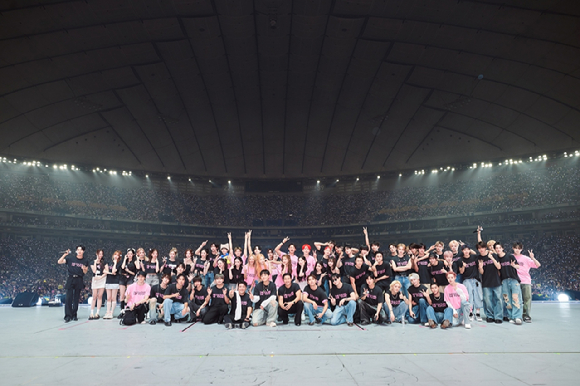 SMTOWN LIVE 2025 도쿄돔 공연에서 출연 가수들이 단체 사진을 촬영하고 있다. [사진=SM엔터테인먼트]