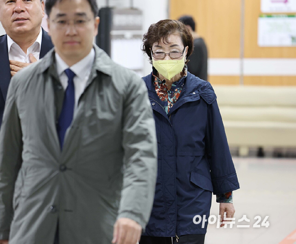 양평 공흥지구 개발 특혜 의혹을 받는 김건희씨의 모친 최은순씨가 20일 서울중앙지방법원에서 열린 공판에 출석하고 있다. 2026.04.20 [사진=사진공동취재단]