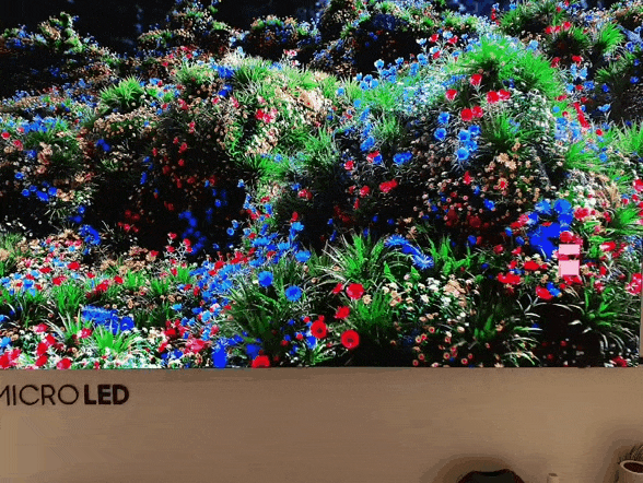 지난 4월 더현대서울 삼성 디지털프라자에서 촬영한 '마이크로 LED TV' 오른쪽 하단 화면이 깨진 모습. [사진=장유미 기자]