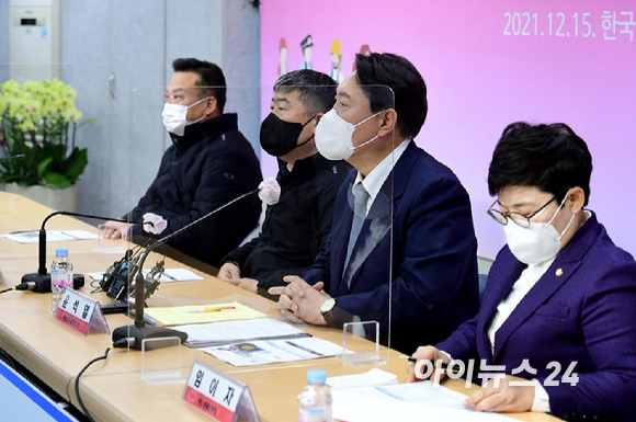 윤석열 국민의힘 대선후보가 15일 서울 영등포구 한국노동조합총연맹(한국노총)을 방문해 간담회에서 발언하고 있다. [사진=국회사진취재단]