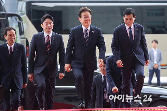 이재명 대통령이 26일 서울 여의도 국회에서 열린 추가경정예산안 시정연설을 위해 본관으로 들어서고 있다. [사진=국회사진기자단]