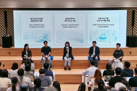 12일 양재 본사에서 열린 &lsquo;현대차그룹 AX 성과 발표회(Beyond AI, Transforming the Way We Work)&rsquo;에서 현대차&middot;기아 ICT담당 진은숙 사장이 발표하는 모습 [사진=현대차그룹]