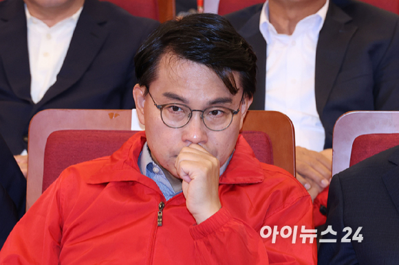윤상현 국민의힘 공동선대위원장이 3일 서울 여의도 국회 도서관에 마련된 국민의힘 개표 상황실에서 제21대 대통령 선거 방송3사 출구조사 결과를 보며 굳은 표정을 짓고 있다. [사진=정소희 기자]