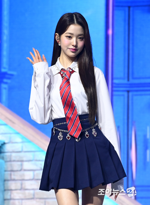 그룹 아이브 장원영이 5일 오후 서울 용산구 한남동 블루스퀘어에서 열린 두 번째 싱글 '러브 다이브(LOVE DIVE)' 발매 기념 쇼케이스에서 포즈를 취하고 있다. [사진=김성진 기자]