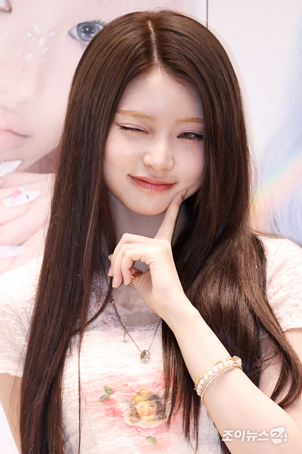 그룹 키키 하음이 6일 오전 서울 성동구 성수동 펍지 성수에서 진행된 세 번째 미니앨범 '와이키키(WhyKiiiKiii)' 발매 기념 팝업 스토어 '와이키키 듀티 프리 팝업(WhyKiiiKiii Duty Free POP-UP)' 오픈 행사에 참석해 포즈를 취하고 있다. [사진=문수지 기자]