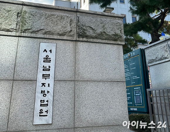 지난달 27일 서울 잠실야구장에서 열린 2025 프로야구 한국시리즈 한화 이글스 대 LG 트윈스 2차전. 1회 말 한화 선발투수 류현진이 역투하고 있다. [사진=연합뉴스]