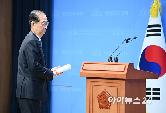 한덕수 전 국무총리가 2일 오전 서울 여의도 국회 소통관에서 출마를 선언한 뒤 지지자로부터 꽃바구니를 받고 있다.