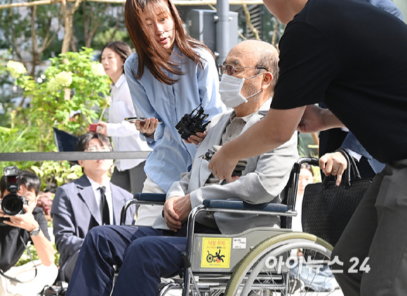 '나토 목걸이 청탁' 서희건설 이봉관 회장이 2일 오전 서울 종로구에 마련된 김건희 특검팀(특별검사 민중기) 사무실에 조사를 받기 위해 출석하고 있다. [사진=곽영래 기자]