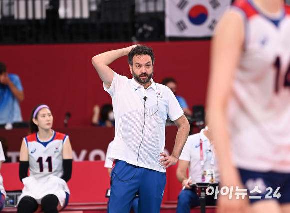 8일 오전 일본 도쿄 아리아케 아레나에서 '2020 도쿄올림픽' 여자 배구 동메달 결정전 대한민국과 세르비아의 경기가 펼쳐졌다. 한국 스테파노 라바리니 감독이 경기가 안풀리자 아쉬워하고 있다.
