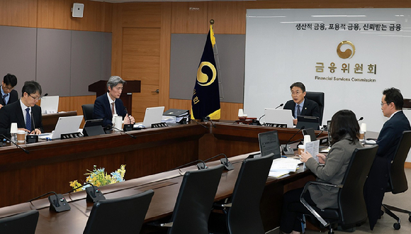 금융위원회는 불공정거래&middot;회계부정 관련 내부자의 신고를 활성화하기 위해 신고포상금 제도 개편안을 마련했다고 25일 밝혔다. [사진=금융위원회]