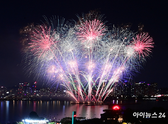 지난해 서울 여의도 한강공원 일대에서 열린 '한화와 함께하는 서울세계불꽃축제 2025'가 진행되고 있는 모습. [사진=정소희 기자]