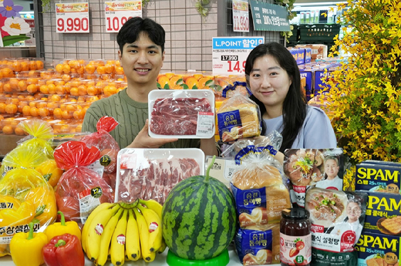 지난 2월 이마트 '고래잇페스타' 첫날 용산점 문이 열리자 매장으로 들어가는 고객들의 모습. [사진=이마트]