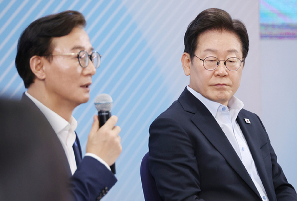 이재명 대통령이 25일 부산 부경대에서 열린 타운홀미팅 '부산의 마음을 듣다' 간담회에서 전재수 해양수산부 장관의 발언을 듣고 있다. 2025.7.25 [사진=연합뉴스]