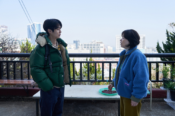 배우 최우식과 장혜진이 영화 '넘버원'에서 열연하고 있다. [사진=㈜바이포엠스튜디오]