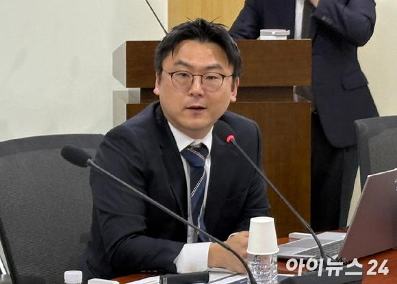 20일 서울 영등포구 국회의원회관에서 열린 '피지컬 AI 최강국 도약을 위한 입법 논의 라운드 테이블' 간담회에서 김건우 카카오모빌리티 미래플랫폼경제연구소장이 발표하고 있다. [사진=정유림 기자]