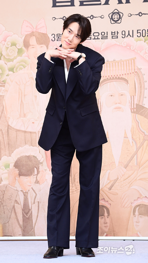 배우 유연석이 11일 오후 서울 양천구 목동 SBS사옥에서 열린 SBS 새 금토드라마 '신이랑 법률사무소' 제작발표회에 참석하고 있다. [사진=정소희 기자]