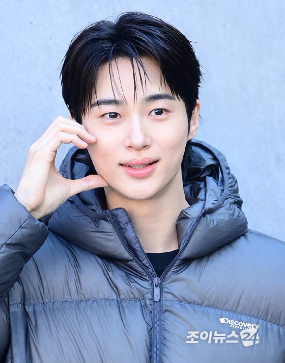 배우 변우석이 23일 오후 서울 성동구 코사이어티 서울숲에서 진행된 DISCOVERY WINTER BASE CAMP 포토콜 행사에 참석하고 있다. [사진=정소희 기자]