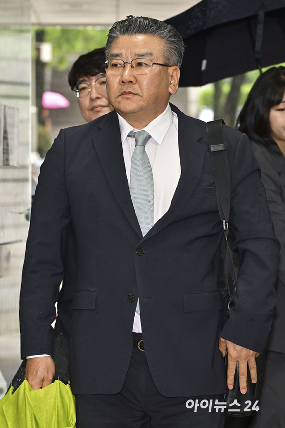 직권남용권리행사방해 혐의를 받는 유병호 감사위원이 구속 전 피의자 심문(영장실질심사)을 위해 20일 서울 서초구 서울중앙지방법원에 출석하고 있다. [사진=사진공동취재단 ]
