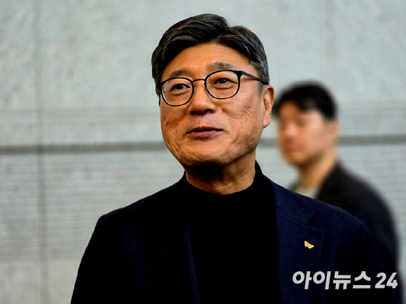 3일 서울 강남구 코엑스에서 열린 SK AI 서밋이 열린 가운데 정재헌 SK텔레콤 최고경영자(CEO)가 현장에서 취재진과 만나 질문에 답변하고 있다. [사진=안세준 기자]