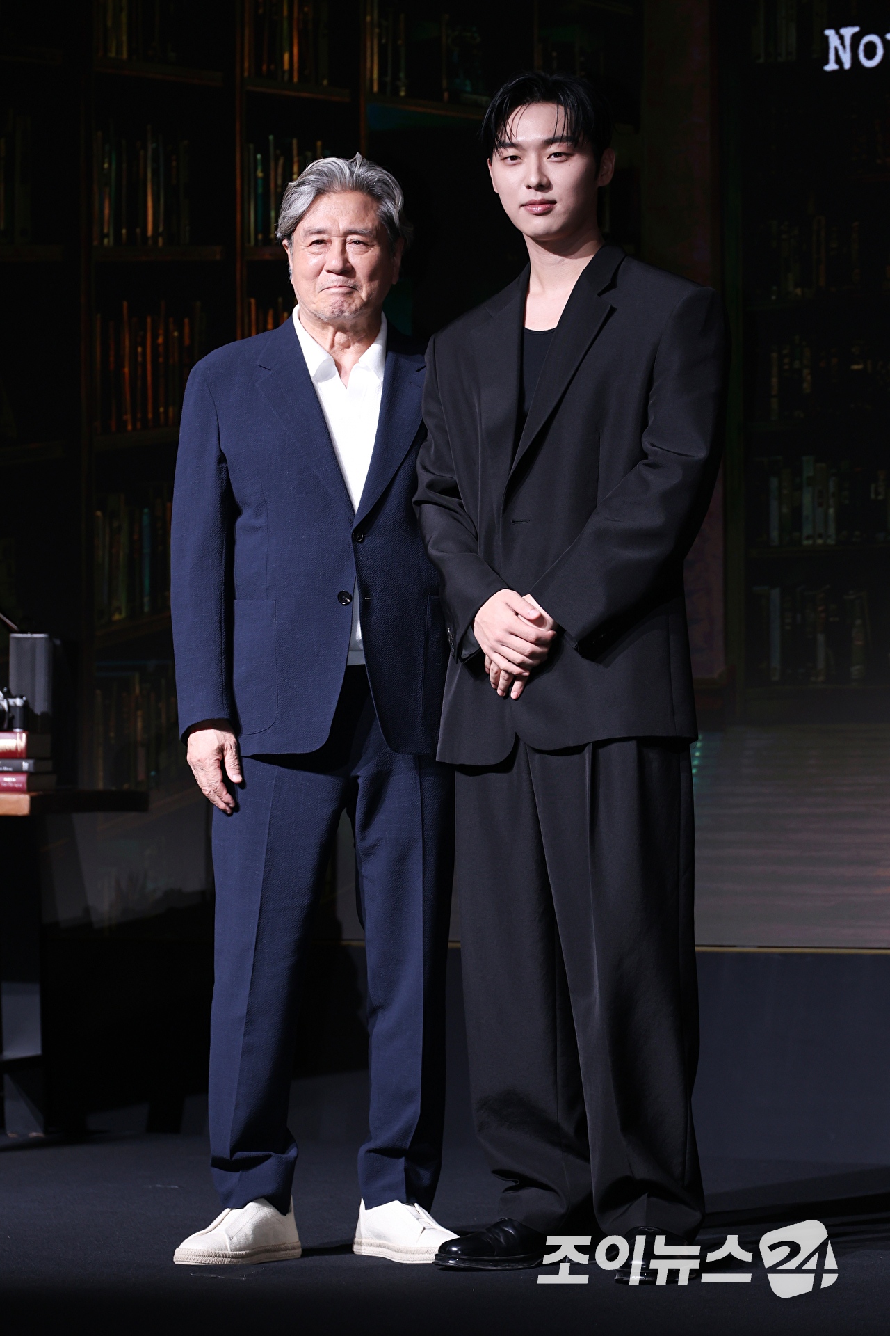 배우 최민식, 최현욱이 24일 오전 서울 마포구 호텔 나루 서울 엠갤러리에서 진행된 넷플릭스 시리즈 '맨 끝줄 소년' 제작발표회에 참석해 포즈를 취하고 있다. [사진=문수지 기자]