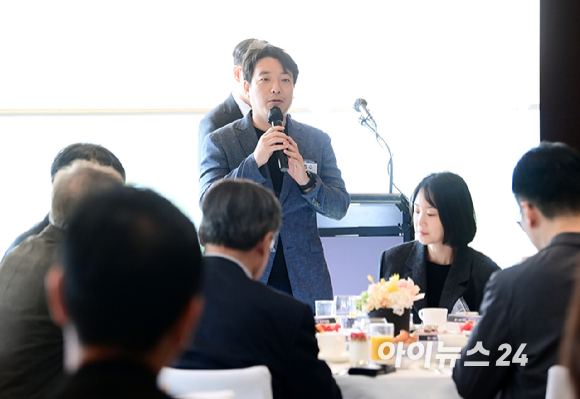 인터넷종합지 아이뉴스24와 기업&middot;정책 전문가들이 한자리에 모여 AI 기술 동향과 산업 협력의 방향을 함께 논의하는 'K-AI 이노베이터' 조찬모임이 14일 오전 서울 용산구 한남동 그랜드하얏트서울에서 열렸다. 이정수 플리토 대표가 인사말을 하고 있다. [사진=정소희 기자]