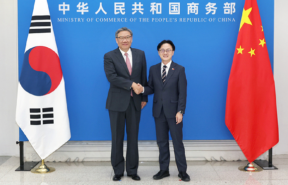 김정관 산업통상부 장관이 12일(현지시간) 중국 베이징 상무부에서 왕 원타오 중국 상무부 부장과 면담하고 있다. 2025.12.12 [사진=산업통상부]