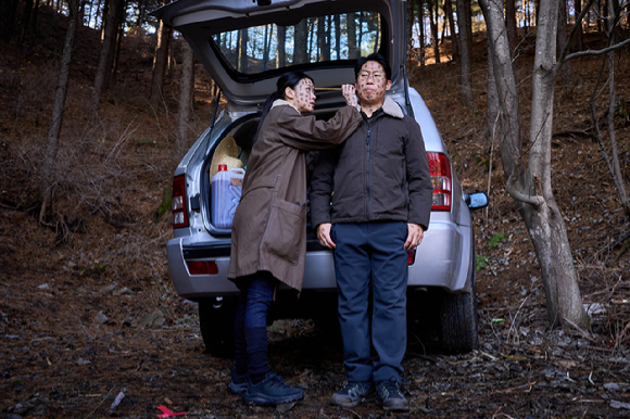 배우 김고은과 유해진이 영화 '파묘'(감독 장재현)에서 호흡을 맞추고 있다. [사진=(주)쇼박스]