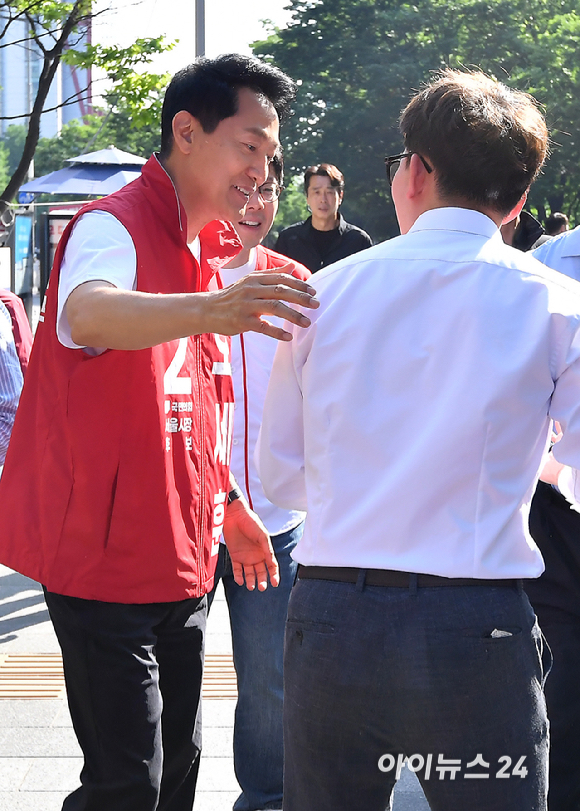 오세훈 국민의힘 서울시장 후보가 2일 서울 여의도역 인근에서 시민들에게 출근길 인사를하고 있다. [사진=곽영래 기자]