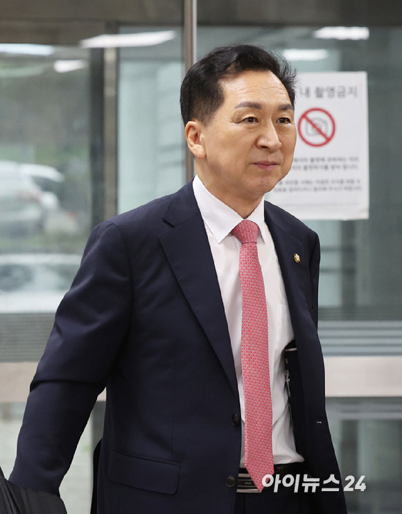 김기현 국민의힘 의원이 지난 8월 31일 오전 서울 서초구 서울중앙지방법원에서 '부정청탁 및 금품 등 수수의 금지에 관한 법률' 위반 혐의 4차 공판에 출석하고 있다. [사진=곽영래 기자]