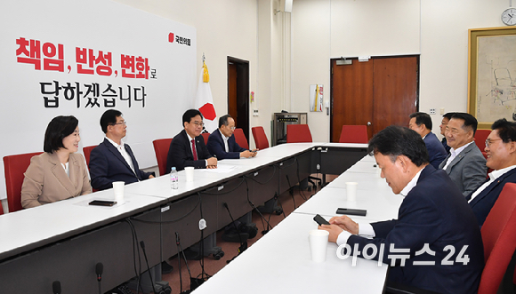 국민의힘 송언석 원내대표와 3선 의원들이 18일 오전 서울 여의도 국회에서 열린 의원 간담회에서 대화를 나누고 있다. [사진=곽영래 기자]