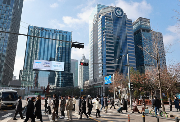 여의도 증권가를 행인들이 걷고 있다. 기사의 이해를 돕기 위한 이미지 [사진=연합뉴스]