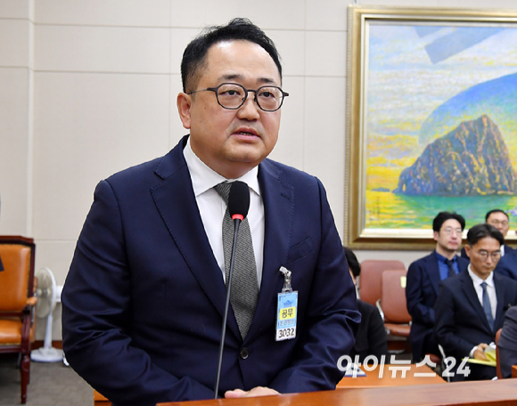 김용석 우아한형제들 부사장이 12일 서울 여의도 국회에서 열린 정무위원회의 공정위 등에 대한 국정감사에서 질의에 답변하고 있다. [사진=곽영래 기자]