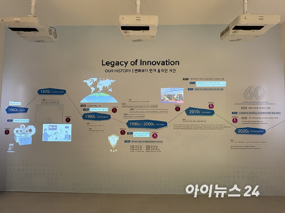 '세미콘코리아 2026' 도쿄일렉트론(TEL)코리아 부스 전경. 부스 입구에는 '기술로 삶을 가능하게 하다'(Technology Enabling Life) 기업 메시지 로고가 적혀있다. [사진=권서아 기자]