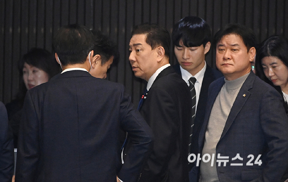 김병기 더불어민주당 원내대표와 원내 지도부가 12일 서울 여의도 국회에서 열린 본회의에서 대화를 나누고 있다. [사진=곽영래 기자]