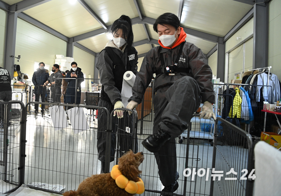 안철수 국민의당 대선후보가 7일 오전 동물보호단체 위액트 남양주 대피소에서 봉사활동을 하고 있다. [사진=국회사진취재단]