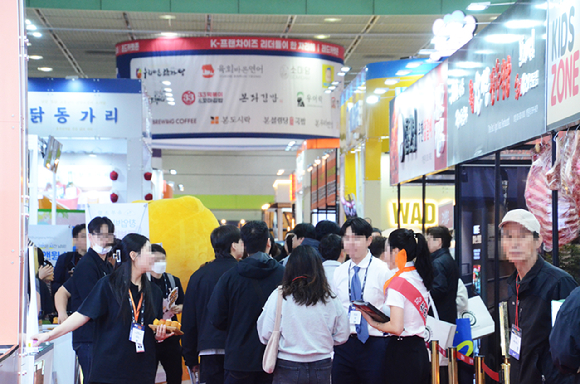 10일 서울 코엑스에서 열린 제58회 IFS 프랜차이즈 창업 산업 박람회 참관객들이 부스를 둘러보고 있다. [사진=한국프랜차이즈산업협회]