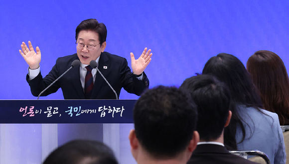 이재명 대통령이 3일 청와대 영빈관에서 '대통령의 30일, 언론이 묻고 국민에게 답하다' 기자회견을 하며 미소짓고 있다. 2025.7.3 [사진=연합뉴스]