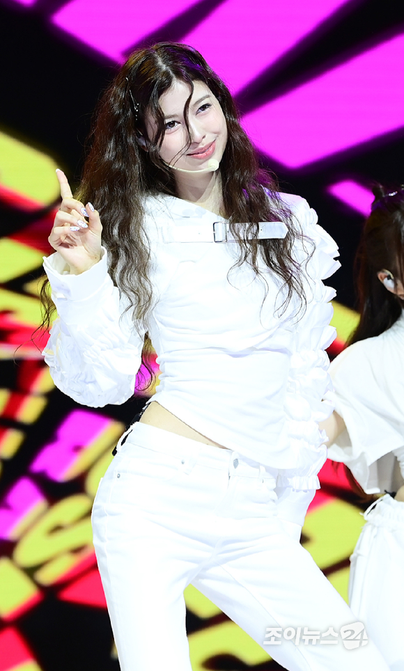 그룹 앳하트 미치가 13일 오후 서울 한남동 블루스퀘어에서 열린 앳하트(AtHeart) 첫 번째 EP '플롯 트위스트'(Plot Twist) 미디어 쇼케이스에서 멋진 무대를 선보이고 있다. [사진=정소희 기자]