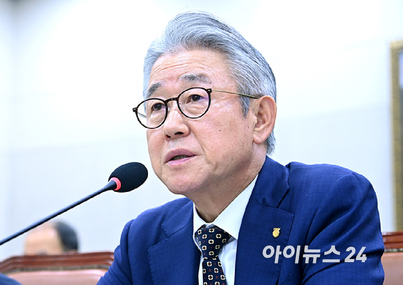 강호동 농협중앙회장이 16일 서울 여의도 국회 농림축산식품해양수산위원회 국정감사에서 질의에 답변하고 있다. [사진=곽영래 기자]