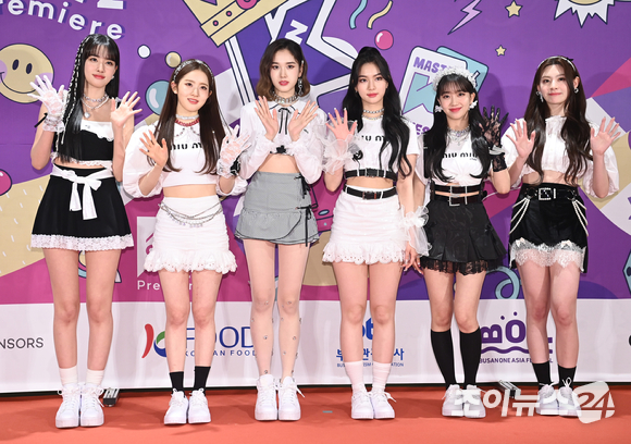 그룹 스테이씨(STAYC)가 8일 오후 서울 마포구 상암동 CJ ENM 센터에서 열린 'KCON 2022 Premiere in Seoul'(케이콘 2022 프리미어 인 서울)에 참석해 포즈를 취하고 있다. [사진=정소희 기자]